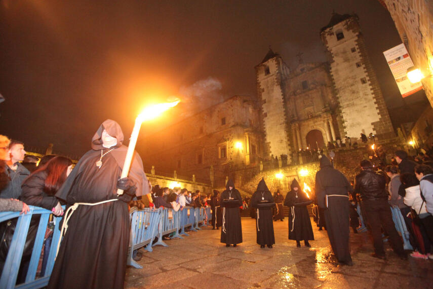 Resultado de imagen de LA HERMANDAD DEL CRISTO NEGRO DE CACERES